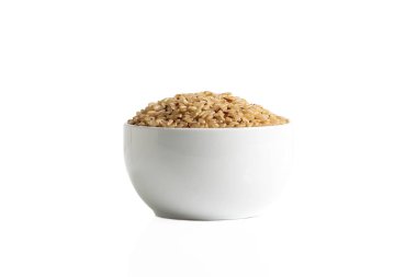 Kahverengi pirinç ve quinoa bir fincan beyaz bir arka plan üzerinde izole karışımı.