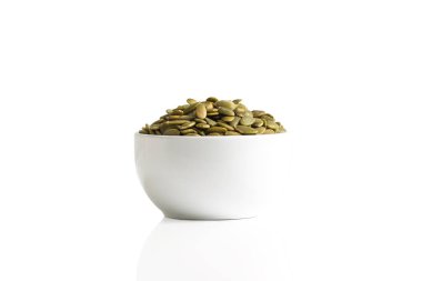 Beyaz bir arka plan üzerinde izole bir fincan Pepita yığını.