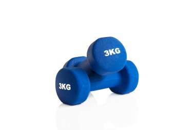 beyaz bir arka plan üzerinde izole 3 kg mavi spor salonu halter.