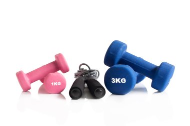 Pembe ve mavi dumbbells ile bir atlama ipi yalıtım.