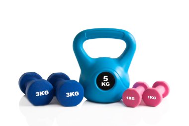 Renkli kettlebell ve halter beyaz bir arka plan üzerinde izole fitness eğitimi için.