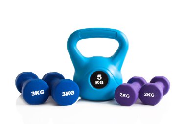 Kettlebell ve halter beyaz bir arka plan üzerinde izole fitness eğitimi için.