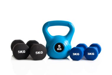 Kettlebell ve halter beyaz bir arka plan üzerinde izole vücut geliştirme için.