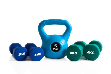 Kettlebell ve beyaz bir arka plan üzerinde izole jimnastik salonu Eğitim için halter seti.