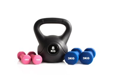 Kettlebell ve halter için beyaz bir arka plan üzerinde izole jimnastik salonu egzersiz.