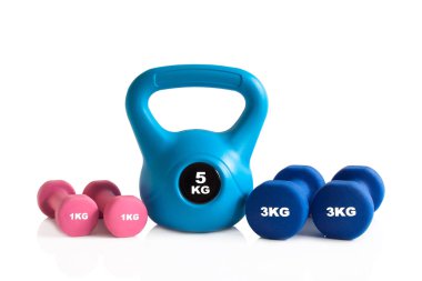 Kettlebell ve beyaz bir arka plan üzerinde izole halter ağırlık eğitim.