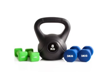 Renkli kettlebell ve halter için beyaz bir arka plan üzerinde izole jimnastik salonu egzersiz.