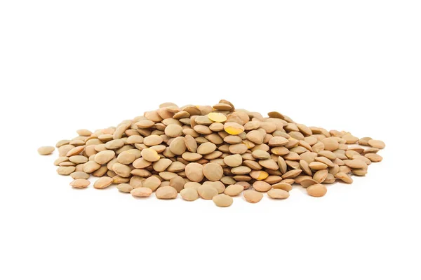 Beyaz arka plan üzerinde izole mercimek yığını.