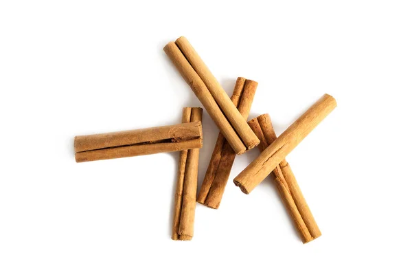 Beyaz bir arka plan üzerine tarçın yukarıdan izole.