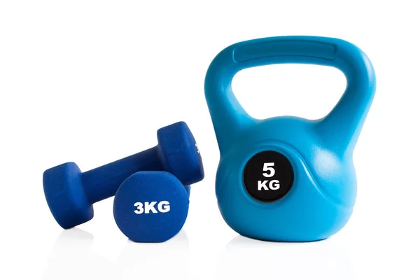Beyaz bir arka plan üzerinde mavi kettlebell ve halter yalıtım.