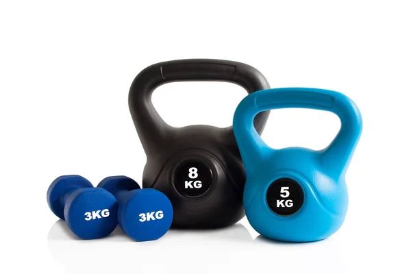 Spor salonu kettlebells ve beyaz bir arka plan üzerinde izole halter.