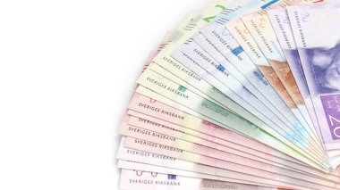 İsveçli banknotların hayranı beyaz bir arkaplanda izole edilmiş