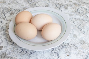 Ahududulu tart tarifi adım adım. Beyaz tabakta sarı tavuk yumurtası.