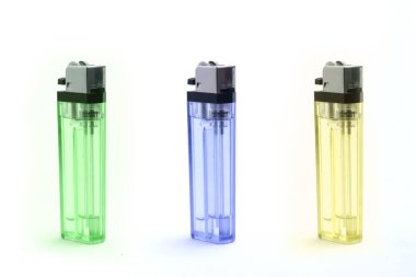 Şeffaf renkli konteynırlı bir gaz çakmağı. Beyaz arkaplana karşı yazmak için bir araç