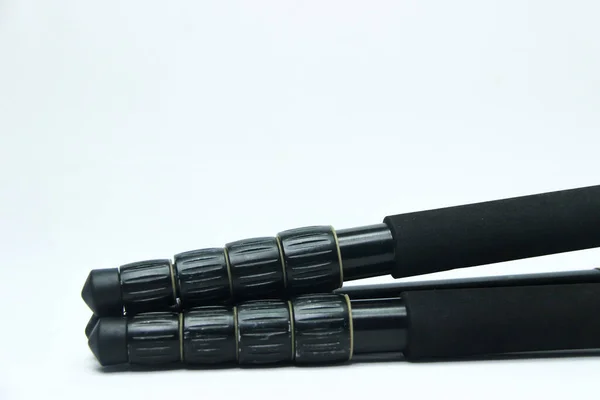 Demir ya da alüminyum alaşımlı fotoğraf tripodu ve beyaz zemin üzerinde izole edilmiş mantar. Fotoğraf yolcusu için tripod bacaklar