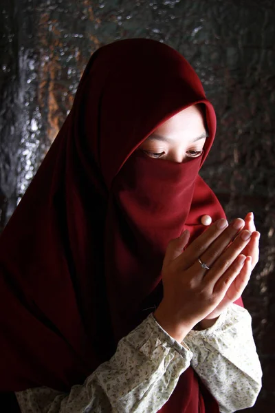 Retrato Uma Mulher Asiática Velada Orando Uma Forma Islâmica Modelo — Fotografia de Stock