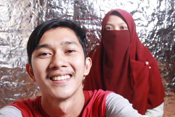 Potret Pria Dan Wanita Asia Mengambil Foto Bersama Memegang Kamera — Stok Foto