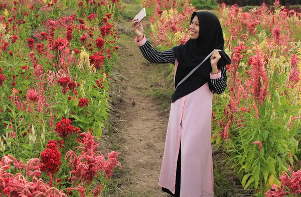 Potret Wanita Asia Memegang Mobile Taman Bunga Wanita Cantik Berlibur — Stok Foto
