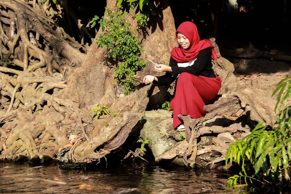 Potret Seorang Wanita Asia Memberi Makan Ikan Kolam Liburan Kolam — Stok Foto