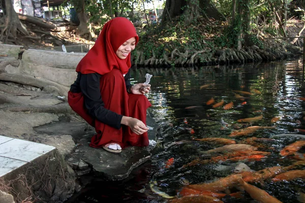 Gölette Balık Besleyen Asyalı Bir Kadının Portresi Hafta Sonları Balık — Stok fotoğraf