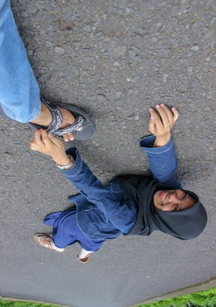 亚洲女性形象的脚爪与可爱和创意的概念 一个女人躺在公路上 带着欢快的笑声 — 图库照片