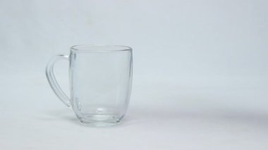 Boş bardaklar beyaz zemine izole edilmiş maden suyu döktü. Çekim konsepti sağlıklı ve taze içecekler