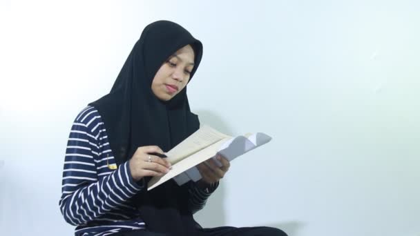 Portret Van Aziatische Vrouw Studeren Geïsoleerd Witte Achtergrond Jonge Studenten — Stockvideo