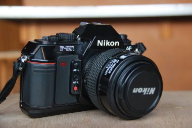 Nikon F-105 analog kamera Nikkor 35-70 mm otomatik odaklı lens. Film rulosu kullanan tek mercek refleks kamera ürünleri. Sidoarjo, Endonezya. Haziran 2020