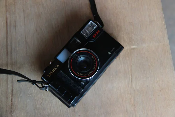 Mercekli Yashica Analog Kamerası Cep Kamerası Ürünleri Film Rulosu Kullanır — Stok fotoğraf