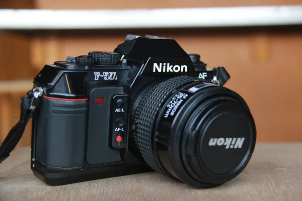 Nikon F-105 analog kamera Nikkor 35-70 mm otomatik odaklı lens. Film rulosu kullanan tek mercek refleks kamera ürünleri. Sidoarjo, Endonezya. Haziran 2020