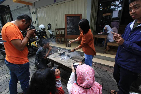 Fotoğrafçılar kafenin sayfasında içki ve yemek menüsünün fotoğraflarını çekiyorlar. Bir yemek fotoğrafçısıyla sahne arkası aktiviteleri. Pasuruan, Endonezya. Ocak 2020