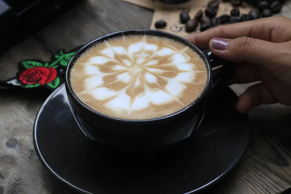 Secangkir Kopi Latte Meja Kafe Kayu Kopi Latte Segar Untuk — Stok Foto