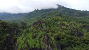Sepikul Dağı 'nın havadan görünüşü, Orta Java. Yüksek kayalıklı yeşil dağ manzarası. Endonezya 'da doğal ve tırmanan turizm merkezleri