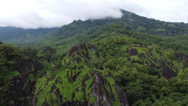 セピクル山 中央ジャワの空中ビュー 岩の多い緑の山のパノラマ インドネシアの自然と登山の観光地 — ストック動画