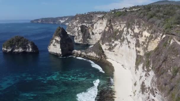 白い崖の美しいビーチの景色 バリ島 インドネシアのヌサペニダビーチの空中ビュー バリ島の美しいビーチツアー — ストック動画