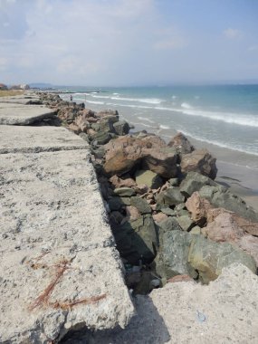 Deniz manzarası. Plajda kayalar.