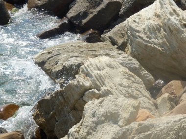 Su sıçramalarına kayalar arasında.