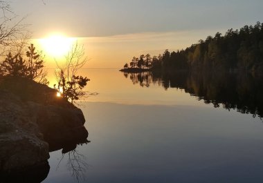 Günbatımı sakin su üstünde. Ladoga Gölü. Valaam adalar. Rusya.