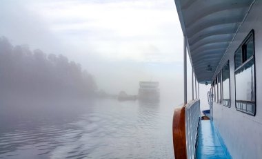 Bir yolcu gemisi bir sis motorship açık güverte görünümünü.