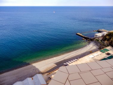 Kıyı şeridi ve ufuk ile deniz manzarası.