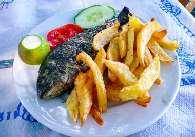 kızarmış balık patates kızartması ile.