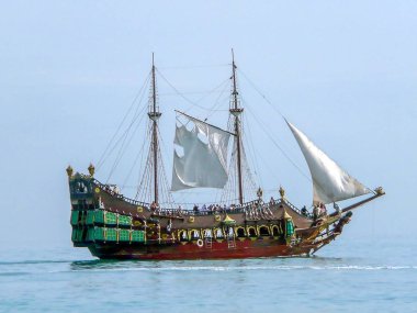 Eski stil yelkenli gemi.