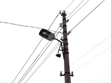 Elektrik hattı, sokak lambası ve beyaz gökyüzü..