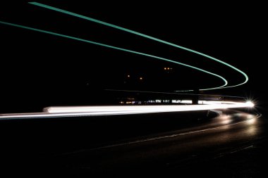 Geceli arabaların ışıkları