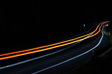 Geceli arabaların ışıkları