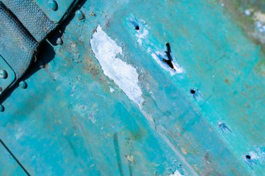 Eski alüminyum çarşaf, aşınma belirtileriyle yeşile boyanmıştı.