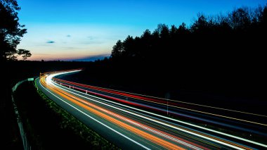 Geceleri arabaların ışıkları