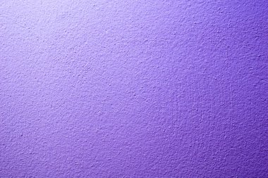 Duvar mor boyayla boyanmış.