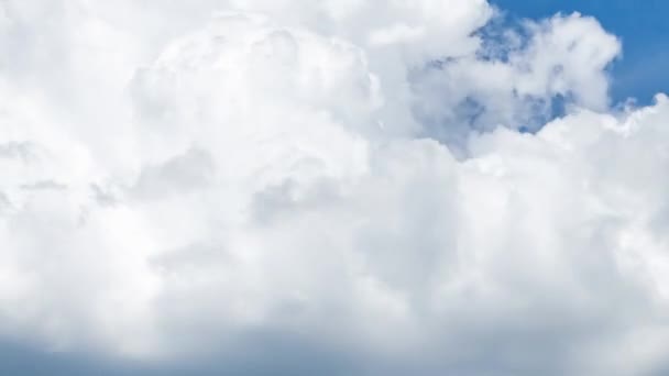 Weiße wechselnde Wolken vor blauem Himmel — Stockvideo