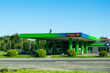 Sarnow, Polonya -31.07.2020 - Sarnowo 'daki Carrefour ekspres benzin istasyonu